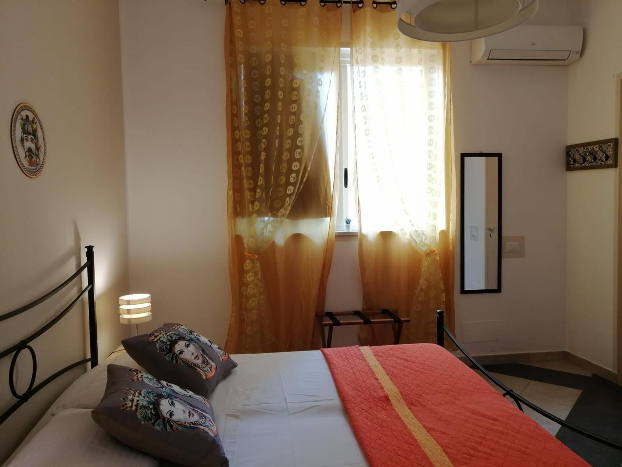 B & B Jasmine Santa Teresa Di Riva Rom bilde